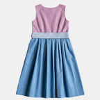 Kinderdirndl Blush Rosa mit Blumenmuster und blauem Rock vor freigestelltem neutralem Hintergrund von hinten
