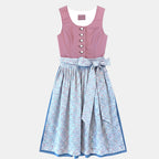 Kinderdirndl Blush Rosa mit Blumenmuster und blauem Rock vor freigestelltem neutralem Hintergrund