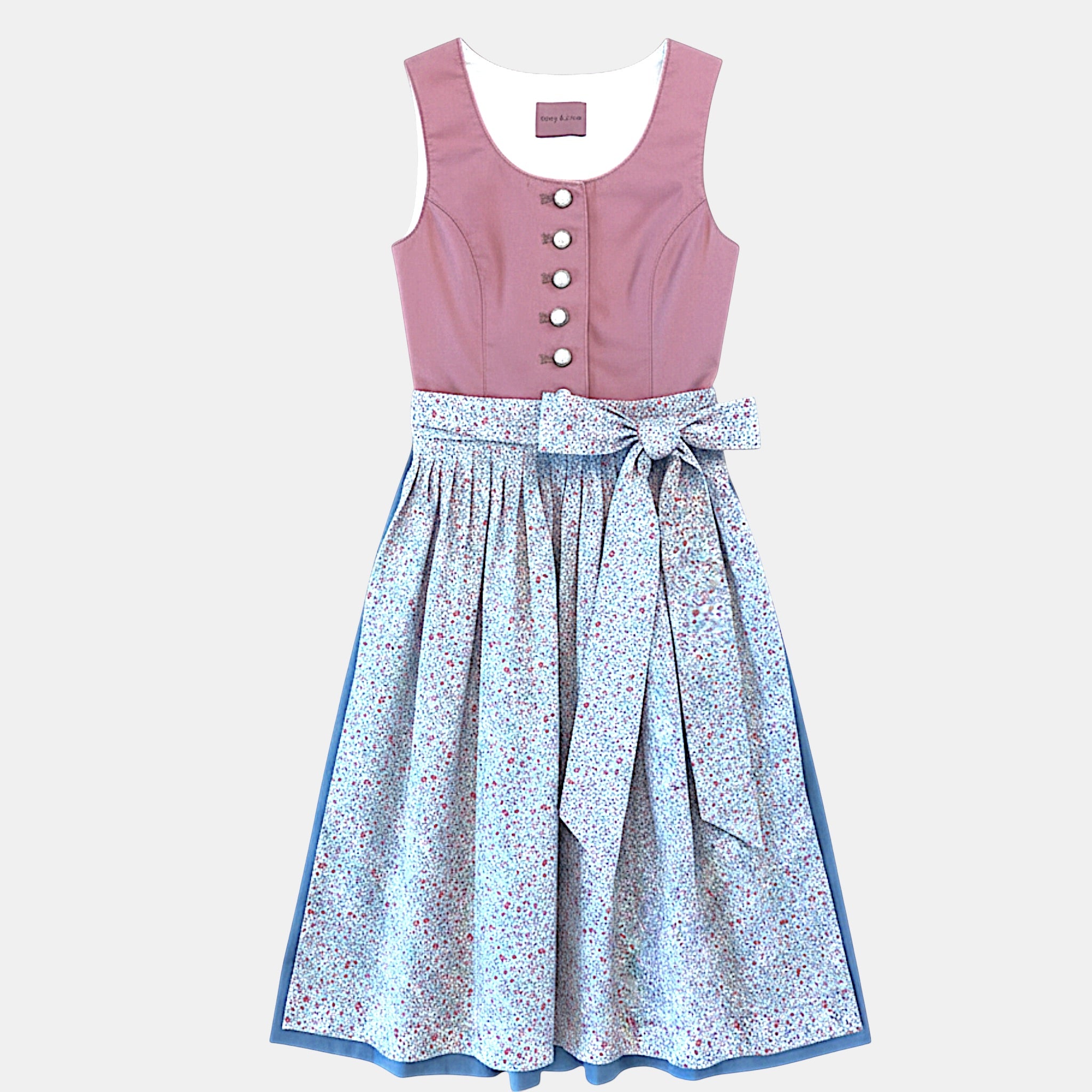 Kinderdirndl Blush Rosa mit Blumenmuster und blauem Rock vor freigestelltem neutralem Hintergrund