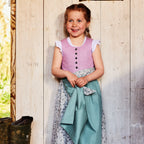 Kinderdirndl fliederfarben mit salbeifarbener Schürze und blumigem Rock, klassische Wiener Naht, getragen von einem Mädchen mit Zöpfen