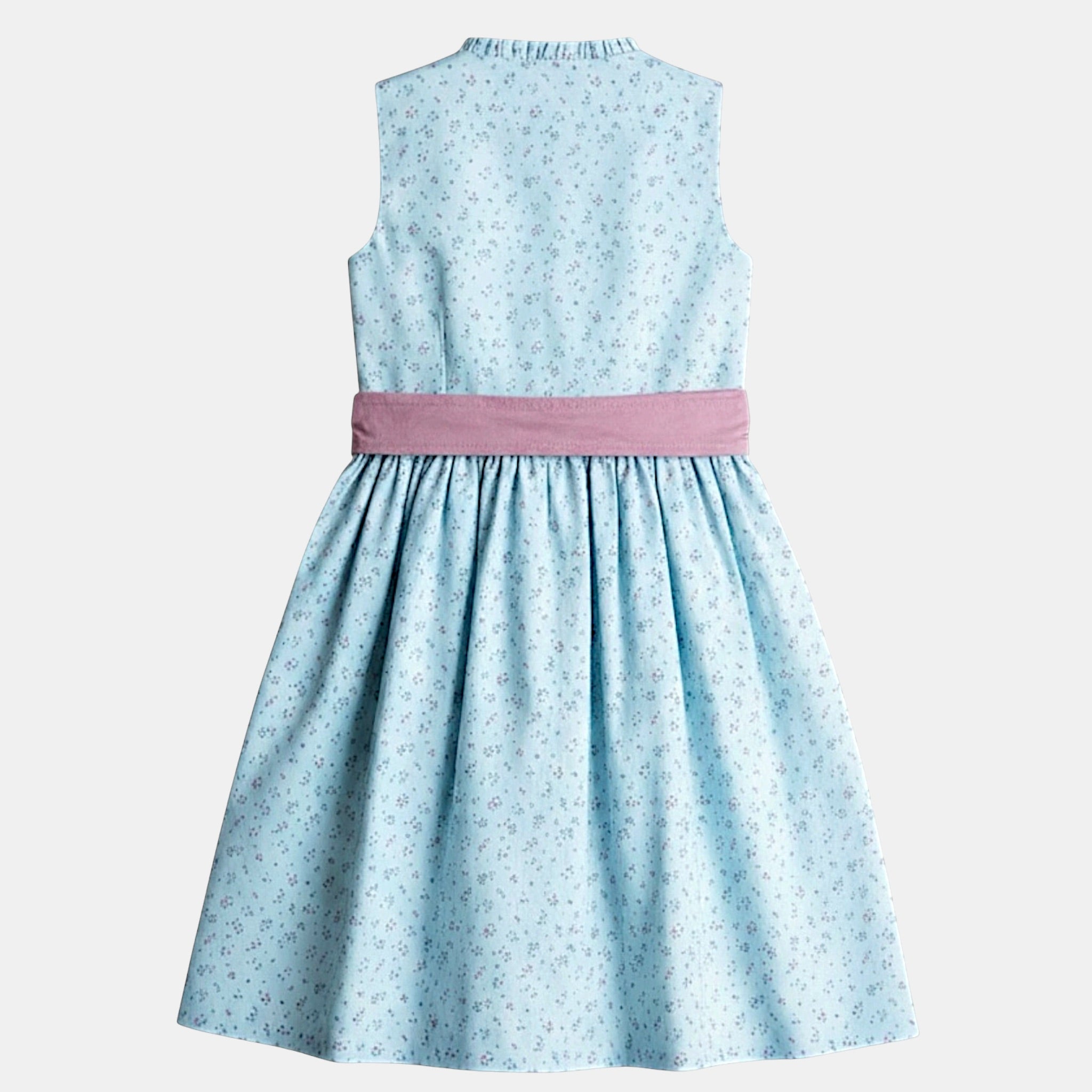 Kinderdirndl hellblau mit altrosa Schürze vor freigestelltem neutralem Hintergrund von hinten