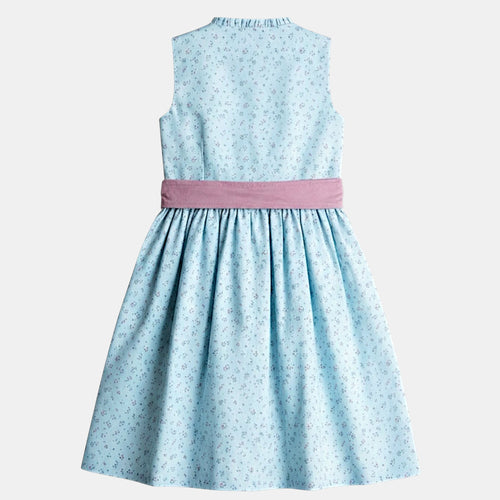Kinderdirndl hellblau mit altrosa Schürze vor freigestelltem neutralem Hintergrund von hinten