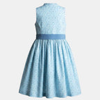 Kinderdirndl hellblau mit blauer Schürze aus Bio-Baumwolle vor freigestelltem neutralem Hintergrund von hinten