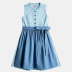Kinderdirndl hellblau mit blauer Schürze aus Bio-Baumwolle vor freigestelltem neutralem Hintergrund 