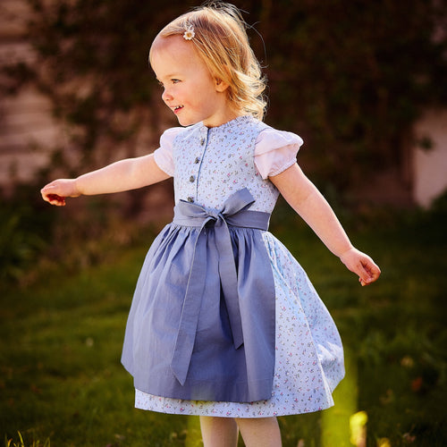 Kinderdirndl hellblau mit blauer Schürze handgefertigt in Bayern aus Bio-Baumwolle