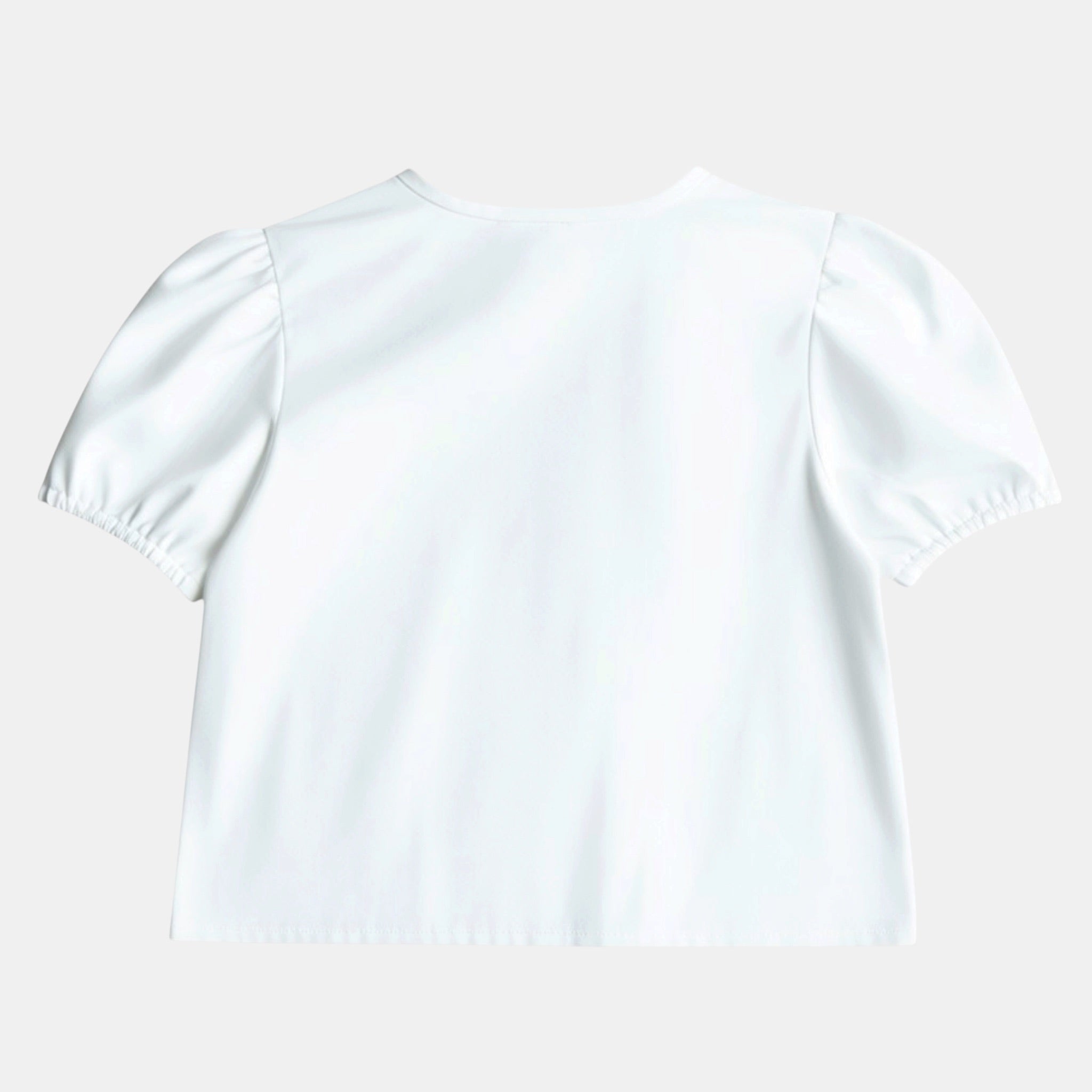Kinderdirndlbluse kurzärmlig mit klassischen Puffärmeln und mit T-Shirt Schnitt freigestellt von hinten