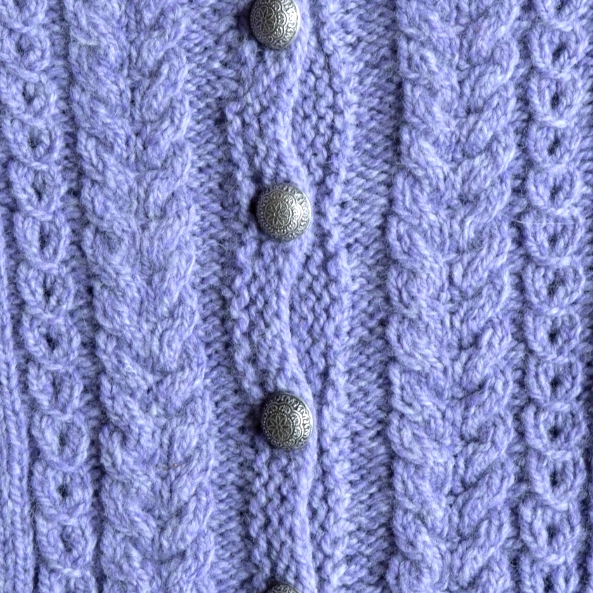 Kindertrachtenjacke oder Kinderstrickjacke mit Zopfmuster aus Bio-Schurwolle handgestrickt in Detailsansicht